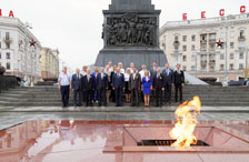 Представители Белорусской железной дороги возложили цветы к монументу Победы в г. Минске