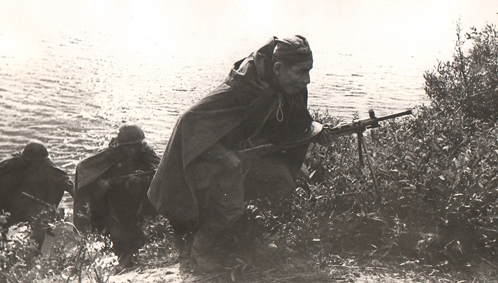 Красноармейцы форсируют западный берег Днепра в районе Могилева.jpg