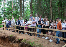 Представители Белорусской железной дороги посетили место раскопок массового захоронения жертв геноцида в урочище Уручье